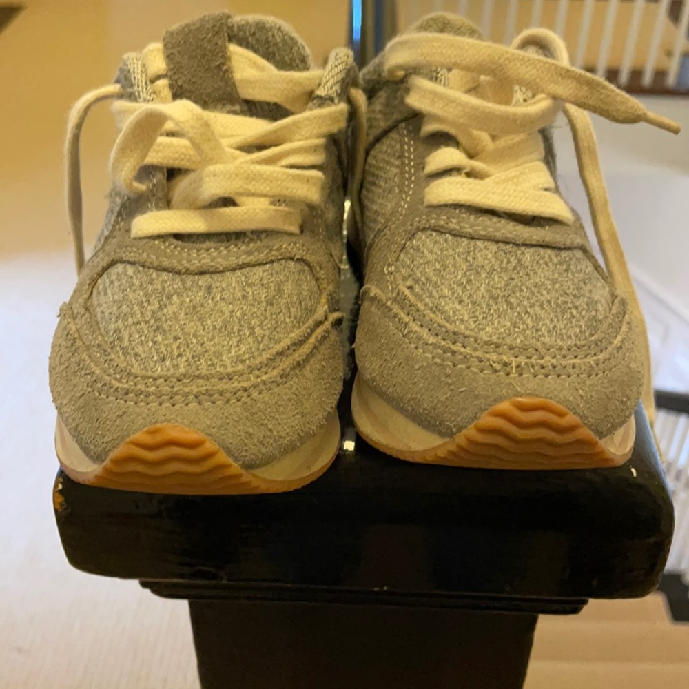 Gray girl sneakers by Zara. Size US 11/ EU 28